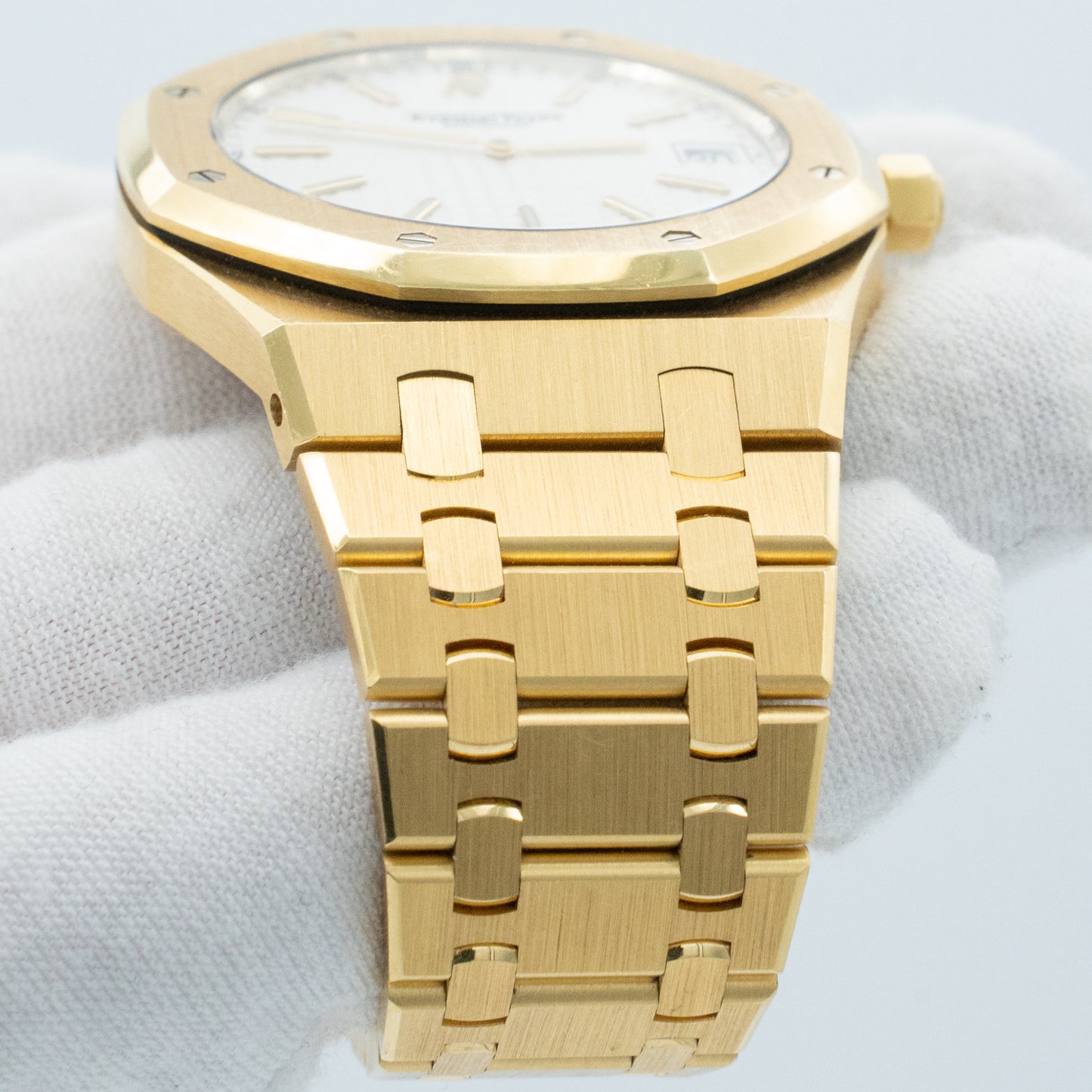 Audemars Piguet Royal Oak 15202BA.OO.0944BA.01 18K Yellow gold White Dial