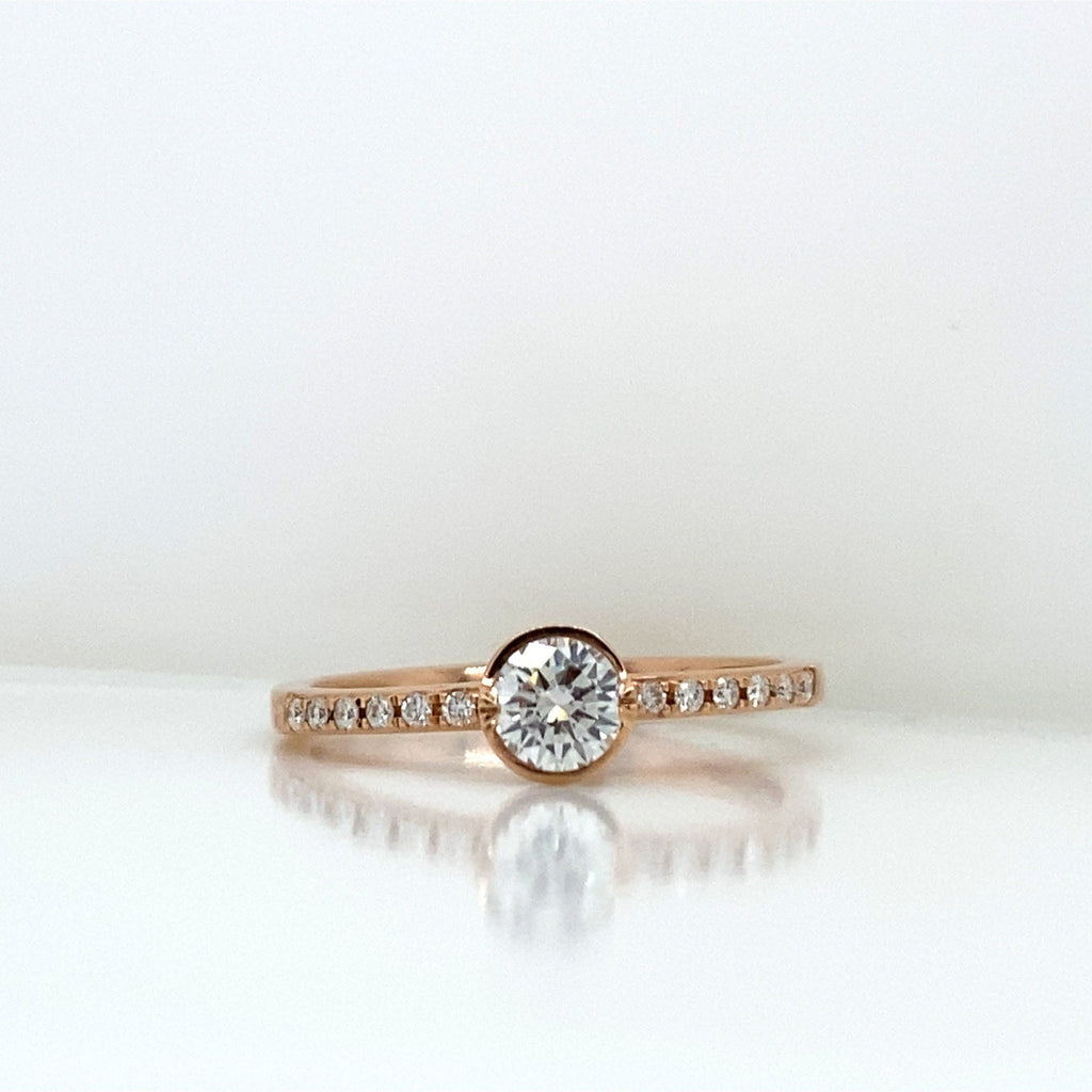 Stackable Ring with Round Diamond Center and Pavé in 18K Rose Gold