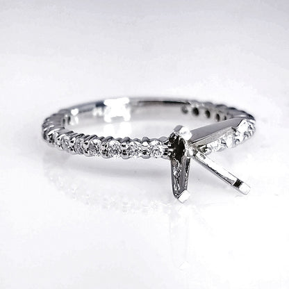 "ENGR02211" Shared Prong Classic Diamond Setting