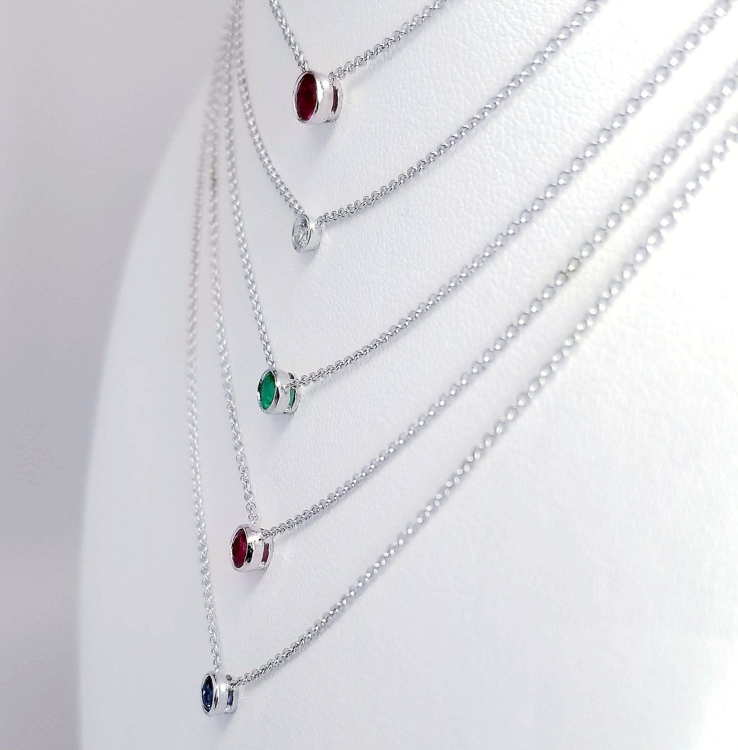 "PEND01691" Single Sapphire Necklace 18K White Gold PEND01691