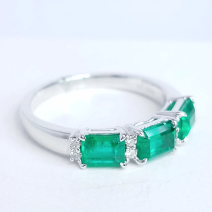 "LADRG01551" Diamond And Emerald Ring
